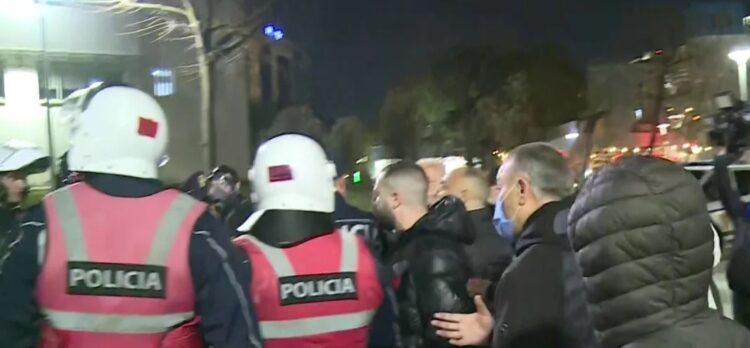 Sali Berisha largohet mes tensioneve, gazi lotsjellës e detyron të tërhiqet drejt shtëpisë