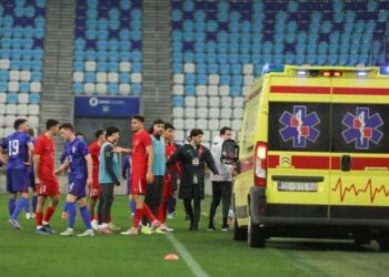 Trajneri i Turqisë dërgohet me urgjencë në spital pas incidentit në fushë