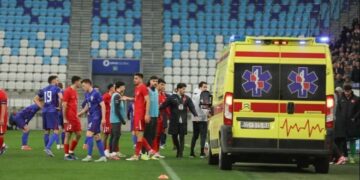 Trajneri i Turqisë dërgohet me urgjencë në spital pas incidentit në fushë