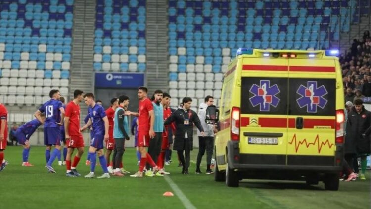 Trajneri i Turqisë dërgohet me urgjencë në spital pas incidentit në fushë