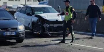 Përplasje zinxhir në Tiranë–Durrës/ 4 automjete të përfshira në aksident të rëndë