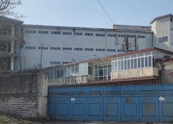 Punonjësi i bashkisë Gjirokastër bie nga kati i dytë gjatë pastrimit, arrestohen 3 zyrtarë, në kërkim drejtori