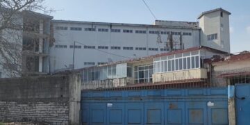 Punonjësi i bashkisë Gjirokastër bie nga kati i dytë gjatë pastrimit, arrestohen 3 zyrtarë, në kërkim drejtori