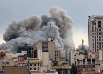 Në zjarr konsullata amerikane në Dubai, u godit nga një dron iranian