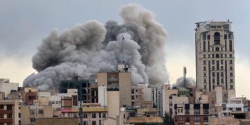 Në zjarr konsullata amerikane në Dubai, u godit nga një dron iranian