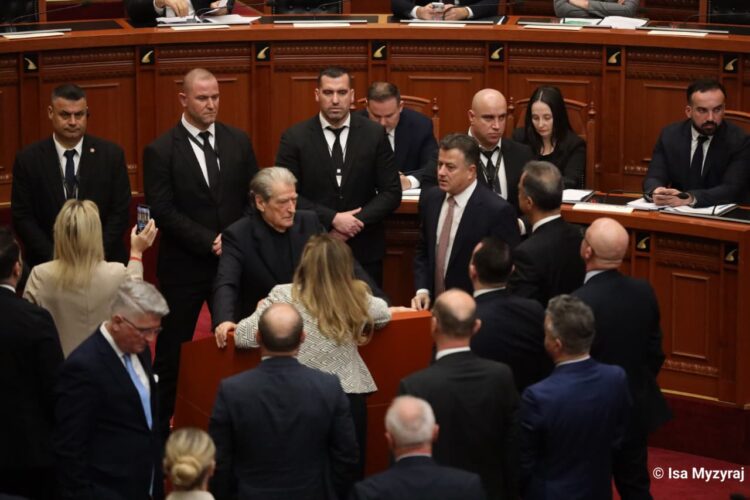 Votëbesohen mes kaosit ministrat e rinj, dekreti i shkarkimit të Ballukut merr 85 vota