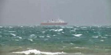 Mot i paqëndrueshëm/ Anulohet nisja e tragetit Vlorë–Brindisi, ndalohet lundrimi i mjeteve të vogla