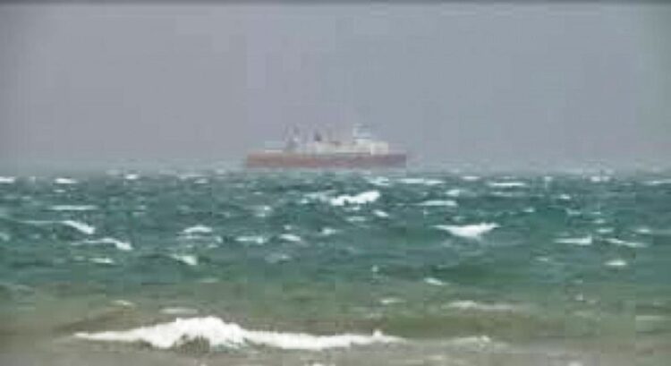 Mot i paqëndrueshëm/ Anulohet nisja e tragetit Vlorë–Brindisi, ndalohet lundrimi i mjeteve të vogla