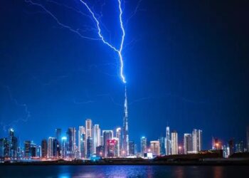 Rrufeja godet Burj Khalifan, stuhitë e forta përfshijnë Dubain