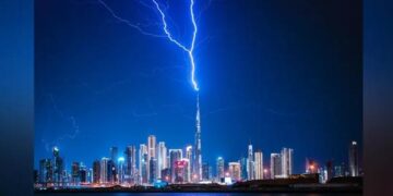 Rrufeja godet Burj Khalifan, stuhitë e forta përfshijnë Dubain