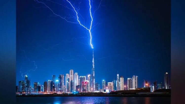 Rrufeja godet Burj Khalifan, stuhitë e forta përfshijnë Dubain