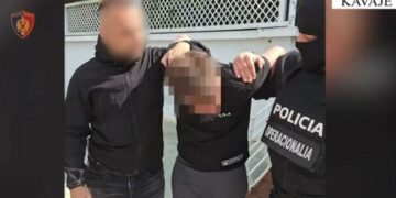 “I forti” i Kavajës godet me dorezën e pistoletës pronarin e lokalit, policia e ndjek me makinë