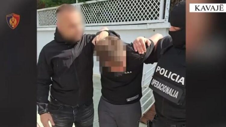 “I forti” i Kavajës godet me dorezën e pistoletës pronarin e lokalit, policia e ndjek me makinë