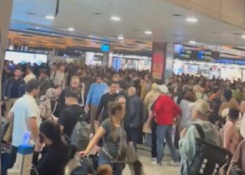 Kaos në ajër mbi Stamboll/ Moti i keq anulon mbi 200 fluturime