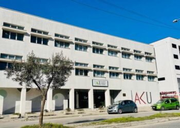 Drejtori i AKU në Durrës del jashtë kontrollit, shkatërron zyrën dhe kërcënoi punonjësit