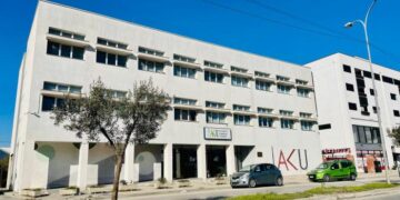 Drejtori i AKU në Durrës del jashtë kontrollit, shkatërron zyrën dhe kërcënoi punonjësit