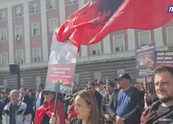 Protestë para Kryeministrisë,  Lapaj: Të bashkëpunojmë kundër atyre që na vjedhin!