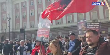 Protestë para Kryeministrisë,  Lapaj: Të bashkëpunojmë kundër atyre që na vjedhin!