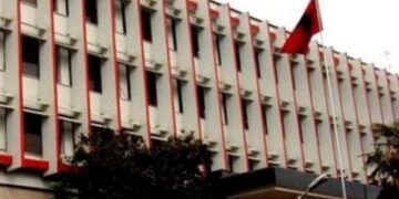 Ministria e Jashtme apel shqiptarëve në Iran: Kontaktoni Ambasadën në Ankara para udhëtimit drejt Shqipërisë përmes Turqisë