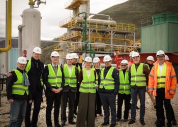 Ambasadorët e Holandës dhe SHBA-së vizitojnë vendburimin e gazit në Delvinë