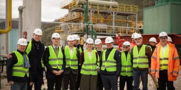 Ambasadorët e Holandës dhe SHBA-së vizitojnë vendburimin e gazit në Delvinë