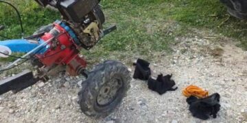 E rëndë, i riu humb jetën pasi mjeti bujqësor i kalon sipër trupit