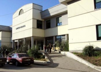 Konflikt në Durrës/ Burri plagos me thikë në këmbë të riun, shpallet në kërkim