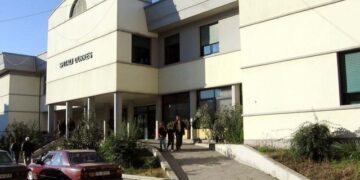 Konflikt në Durrës/ Burri plagos me thikë në këmbë të riun, shpallet në kërkim