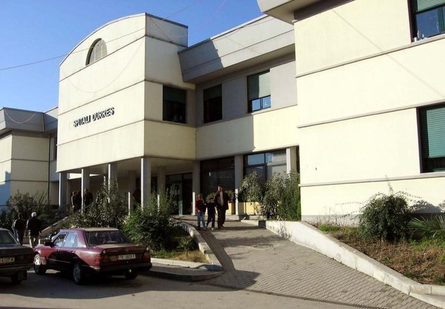 Konflikt në Durrës/ Burri plagos me thikë në këmbë të riun, shpallet në kërkim