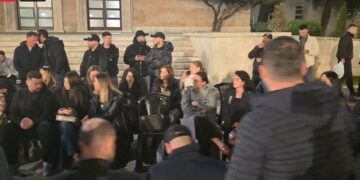 Protestë para Kryeministrisë, Lapaj: Nuk ndalemi në betejën kundër hajdutërisë