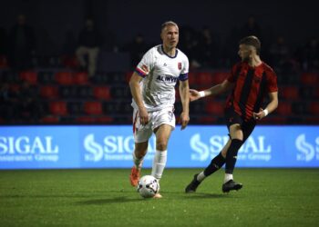 Vllaznia mbetet me 10 lojtarë kundër Flamurtarit, Vlora feston fitoren