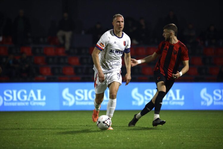 Vllaznia mbetet me 10 lojtarë kundër Flamurtarit, Vlora feston fitoren