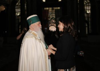 “Ka një agim për çdo natë të errët”, Spiropali takon Baba Mondin, jep mesazhin e nënkuptuar