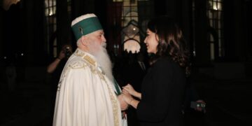 “Ka një agim për çdo natë të errët”, Spiropali takon Baba Mondin, jep mesazhin e nënkuptuar