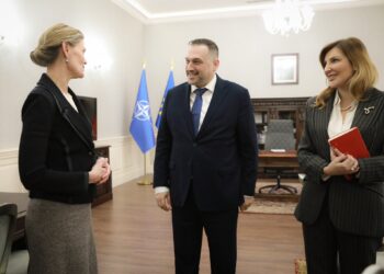 Mungon Rama, Nancy VanHorn mbledh ministrat dhe u jep porositë e Trump