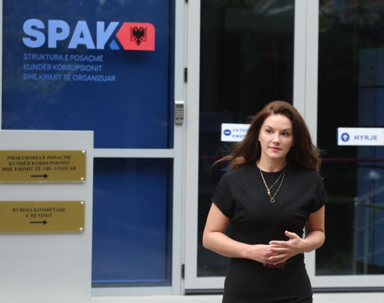 Erion Veliaj nuk paraqitet në gjyq, edhe Ajola Xoxa nuk shkon! Mbrojtja: Është shtatzënë…