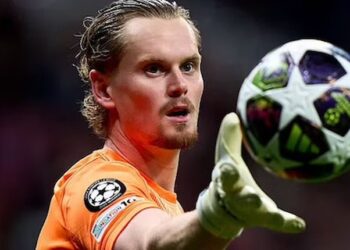 Portieri Kinsky në një natë makthi, del nga fusha me lot pas minutës së 17-të