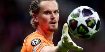 Portieri Kinsky në një natë makthi, del nga fusha me lot pas minutës së 17-të