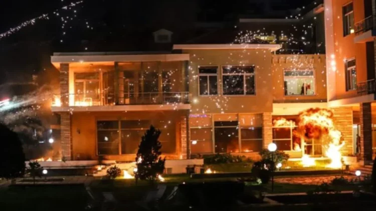 Molotovë në protestë/ Ambasada Amerikane: Aktorët politikë të refuzojnë dhunën