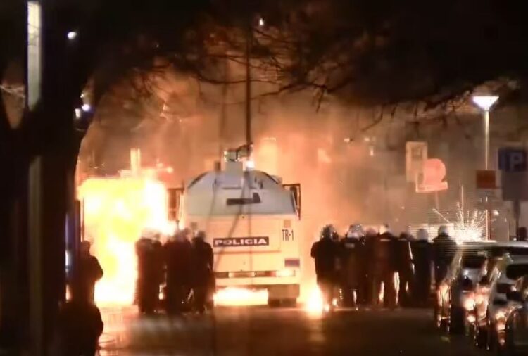 Tubimi i mbrëmshëm i Berishës, arrestohen 4 prej protestuesve