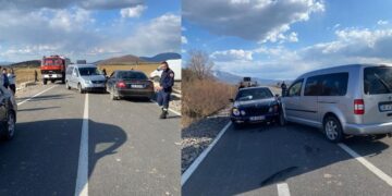 Lëndohen dy persona nga përplasja e dy automjeteve në rrugën Korçë–Ersekë