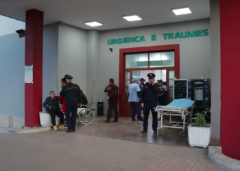 Në gjendje të dehur, 30-vjeçari plagos veten me thikë, përfundon me urgjencë në spital