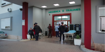 Në gjendje të dehur, 30-vjeçari plagos veten me thikë, përfundon me urgjencë në spital