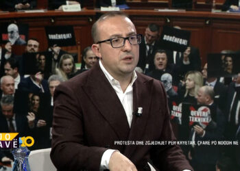 “Kilometri i fundit”: opozita zbret në protestë, Korreshi thirrje qytetarëve