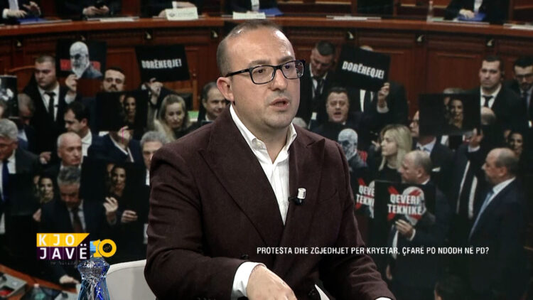 “Kilometri i fundit”: opozita zbret në protestë, Korreshi thirrje qytetarëve