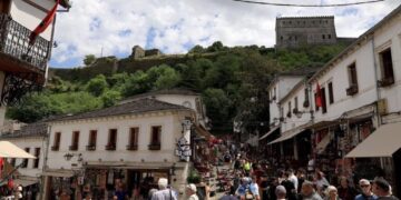 Lufta mund të shpëtojë turizmin, në Shqipëri po vijnë të huajt që anuluan planet në Lindjen e Mesme