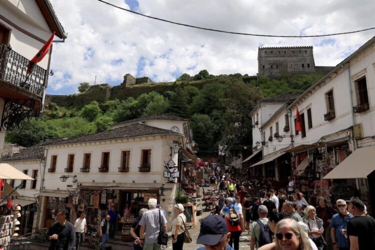 Lufta mund të shpëtojë turizmin, në Shqipëri po vijnë të huajt që anuluan planet në Lindjen e Mesme