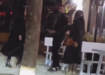 Sherr në mes të rrugës për një djalë! Vajzat kapen prej flokësh, ndërhyn i dashuri për t’i ndarë