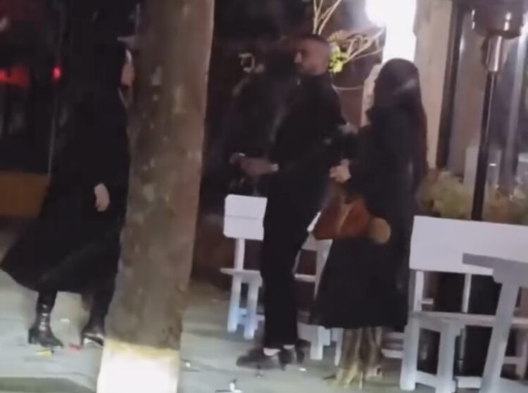 Sherr në mes të rrugës për një djalë! Vajzat kapen prej flokësh, ndërhyn i dashuri për t’i ndarë