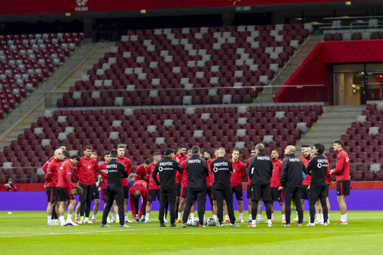 Poloni-Shqipëri, zbulohet formacioni zyrtar i Kombëtares, Uzuni dhe Hoxha mbështesin Bajramin në krye të sulmit